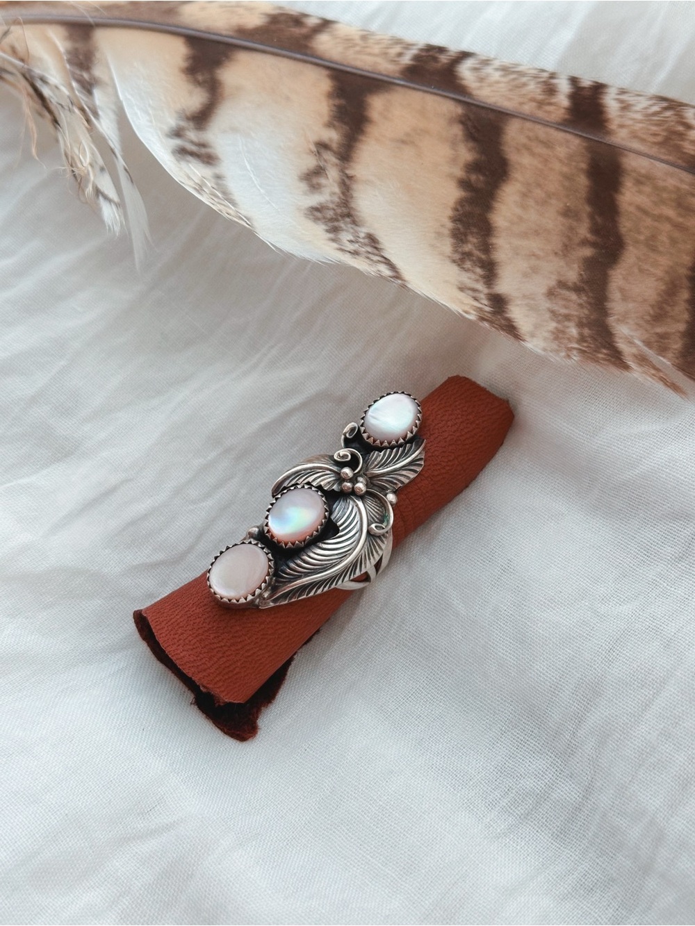 Vintage Size 7 Native American mother of pearl long feather ring